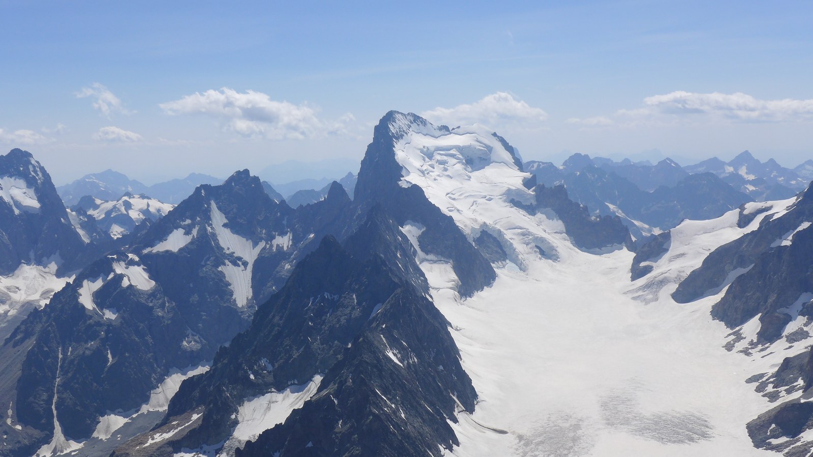 Le glacier Blanc et la barre des Écrins vus d'altitude en été