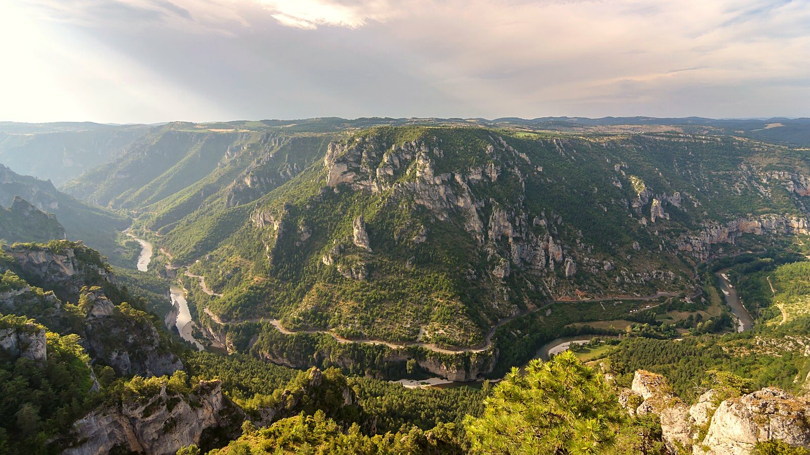 Les gorges du Tarn dans leur partie la plus étroite, vues du Roc des Hourtous