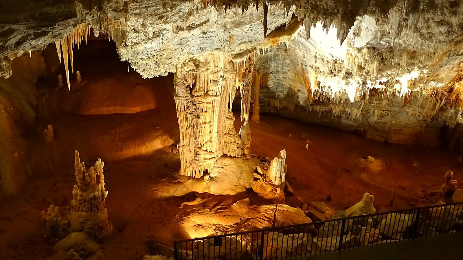 La grande salle du gouffre de Cabrespine, ses concrétions et la rambarde du parcours de visite
