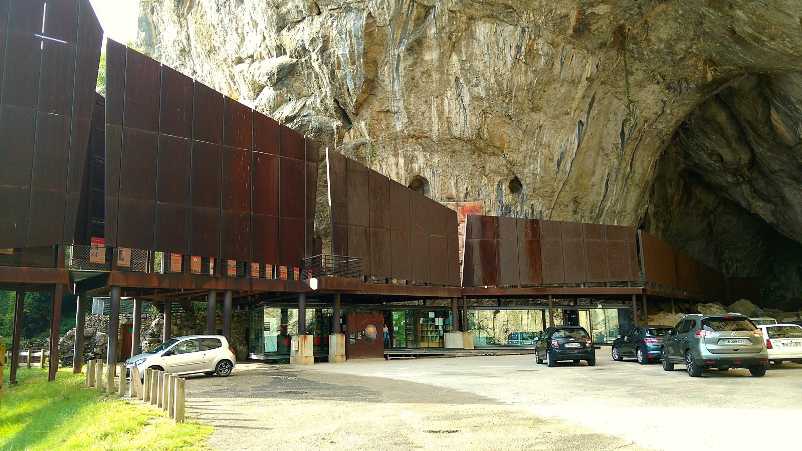 L'entrée de la grotte de Niaux, dans la vallée du Vicdessos, en Ariège