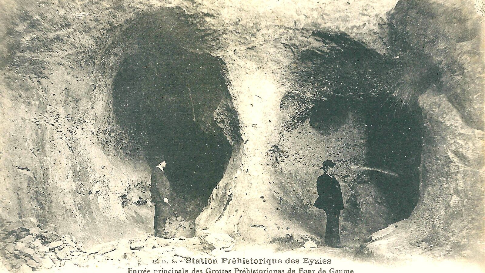 L'entrée principale des grottes de Font-de-Gaume, en Dordogne, sur une carte postale ancienne