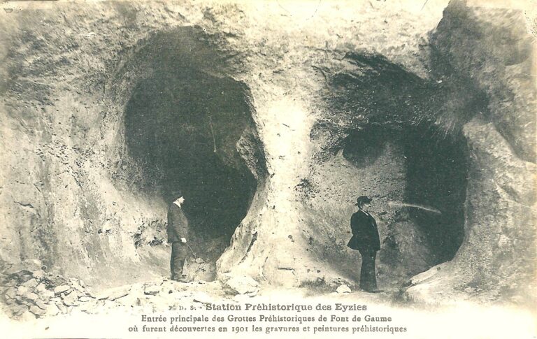 L'entrée principale des grottes de Font-de-Gaume, en Dordogne, sur une carte postale ancienne