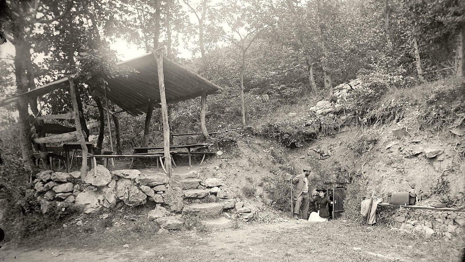L'entrée des grottes de Gargas photographiée au début du XXe siècle, dans les Hautes-Pyrénées