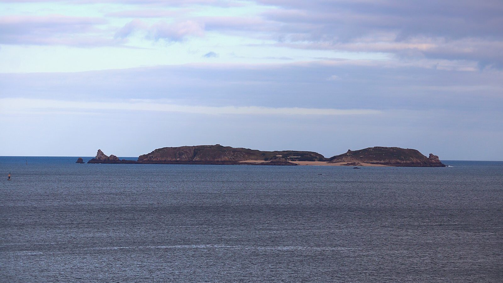 L'île de Cézembre au large de Saint-Malo, vue depuis la mer