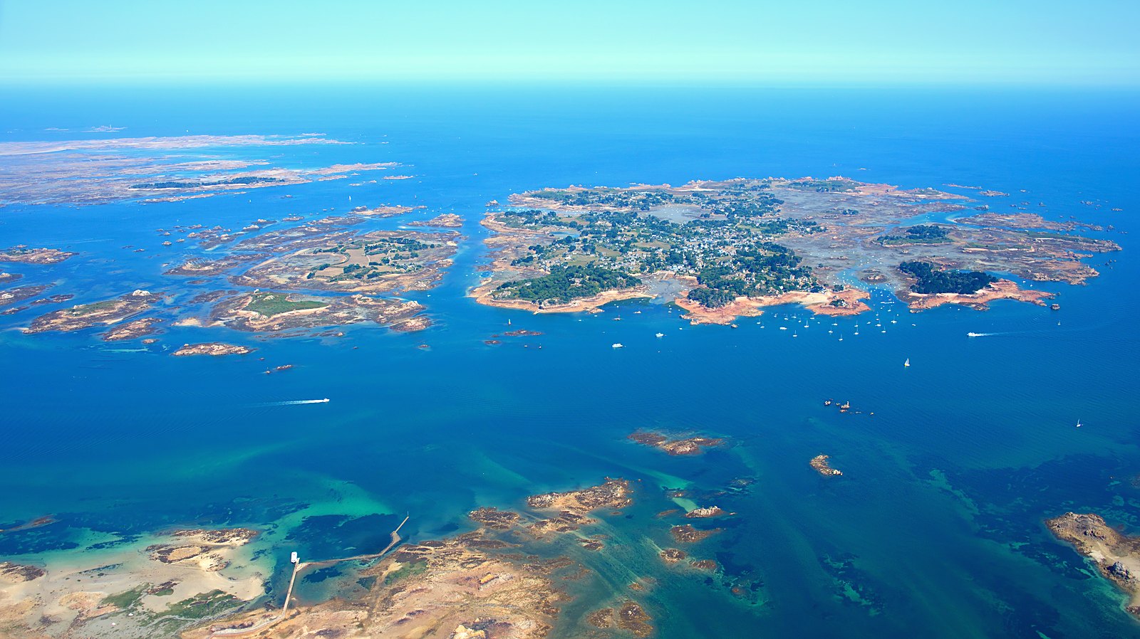 Vue aérienne de l'île de Bréhat et de son archipel, dans les Côtes-d'Armor