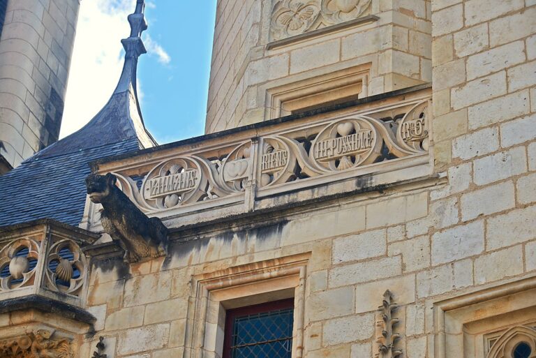 La façade sur rue du palais Jacques-Cœur, à Bourges