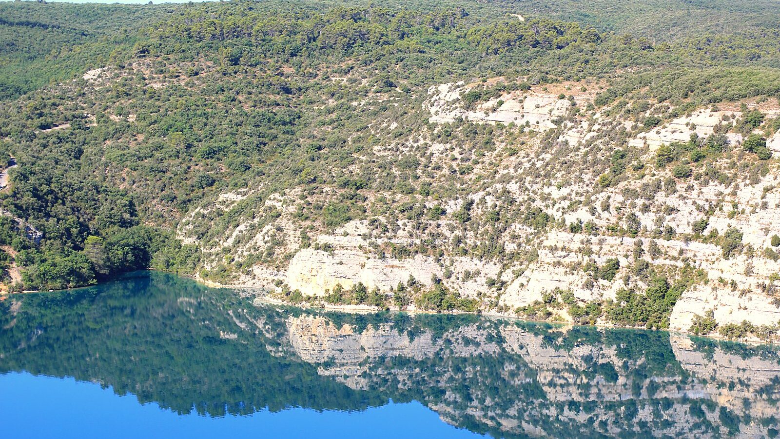Le lac d'Esparron et les basses gorges du Verdon, dans les Alpes-de-Haute-Provence