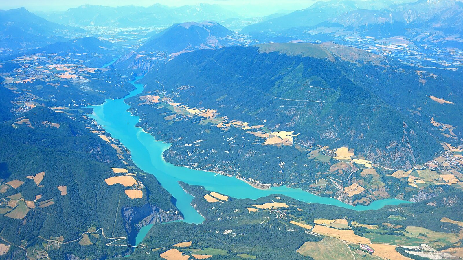 Vue aérienne du lac de Monteynard-Avignonet et du plateau du Trièves