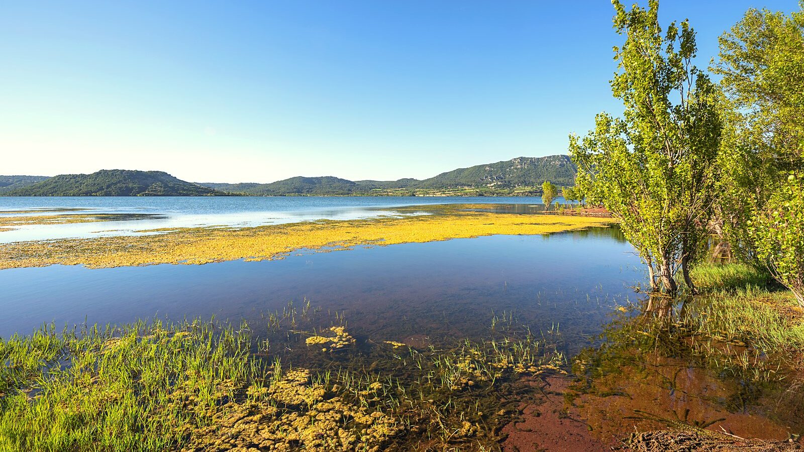 Le lac du Salagou et ses terres rouges, sur la commune de Celles, dans l'Hérault