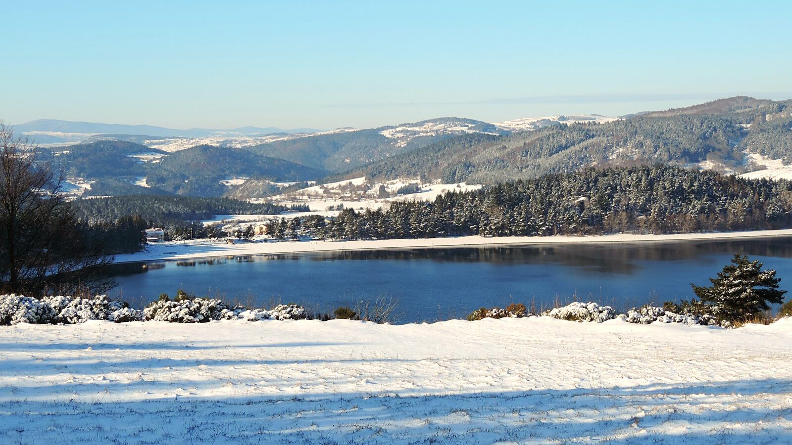 Le lac d'Issarlès, en Ardèche, occupant un cratère d'explosion