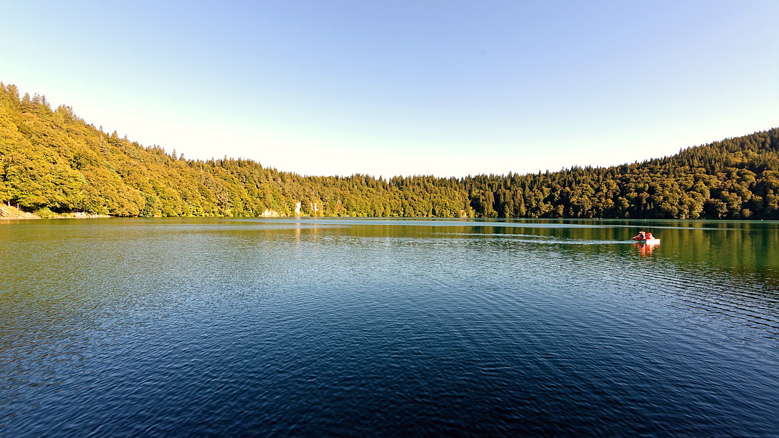 Le lac Pavin, formé dans le cratère d'un ancien volcan, dans le Puy-de-Dôme