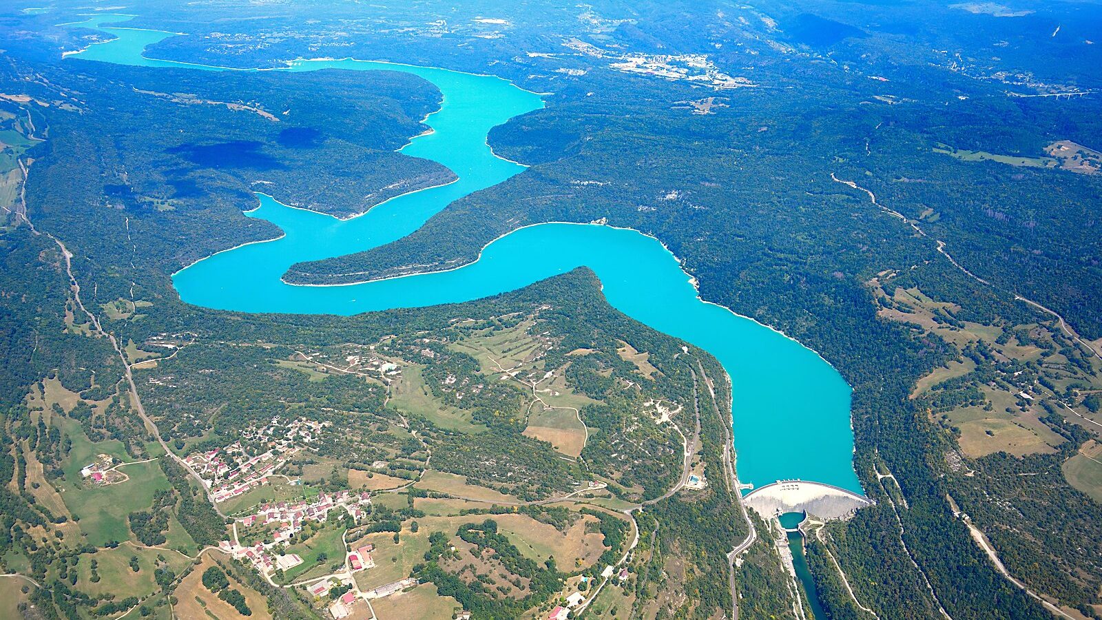 Vue aérienne du lac de Vouglans, dans le Jura, depuis le sud-ouest