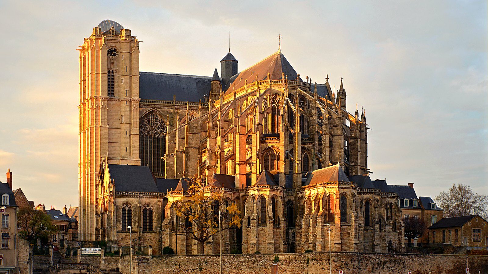 La cathédrale Saint-Julien du Mans vue depuis la place des Jacobins