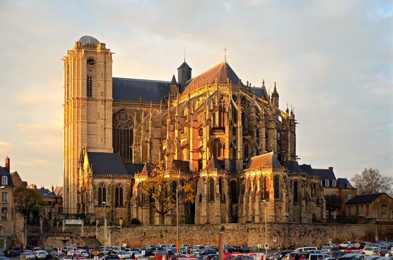 La cathédrale Saint-Julien du Mans vue depuis la place des Jacobins