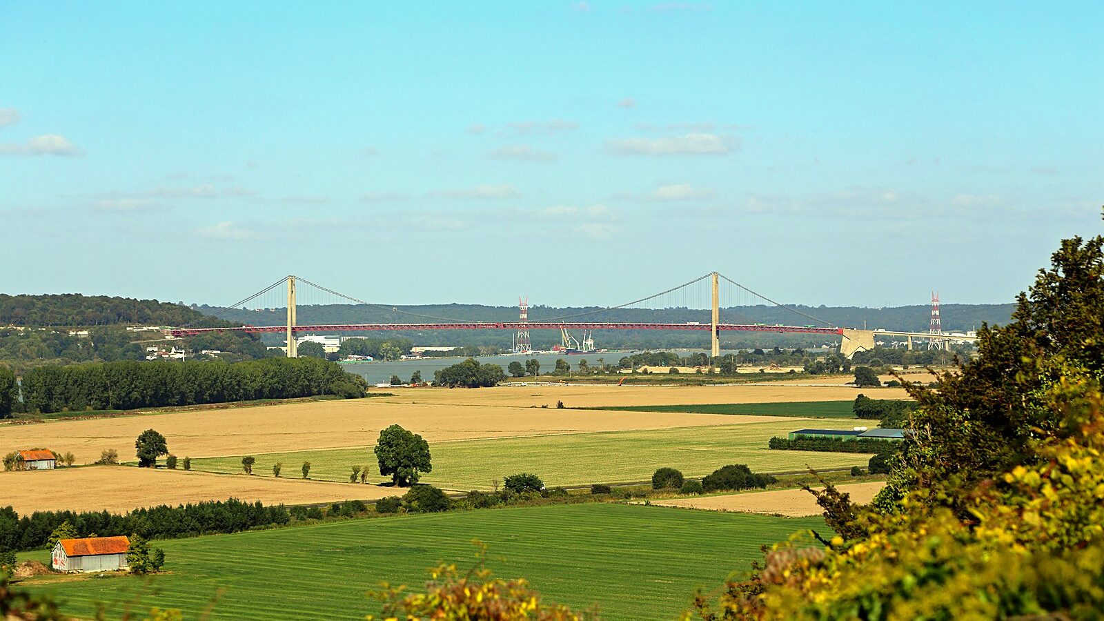 Le fond plat du marais Vernier vu depuis la pointe de la Roque, avec le pont de Tancarville à l'horizon
