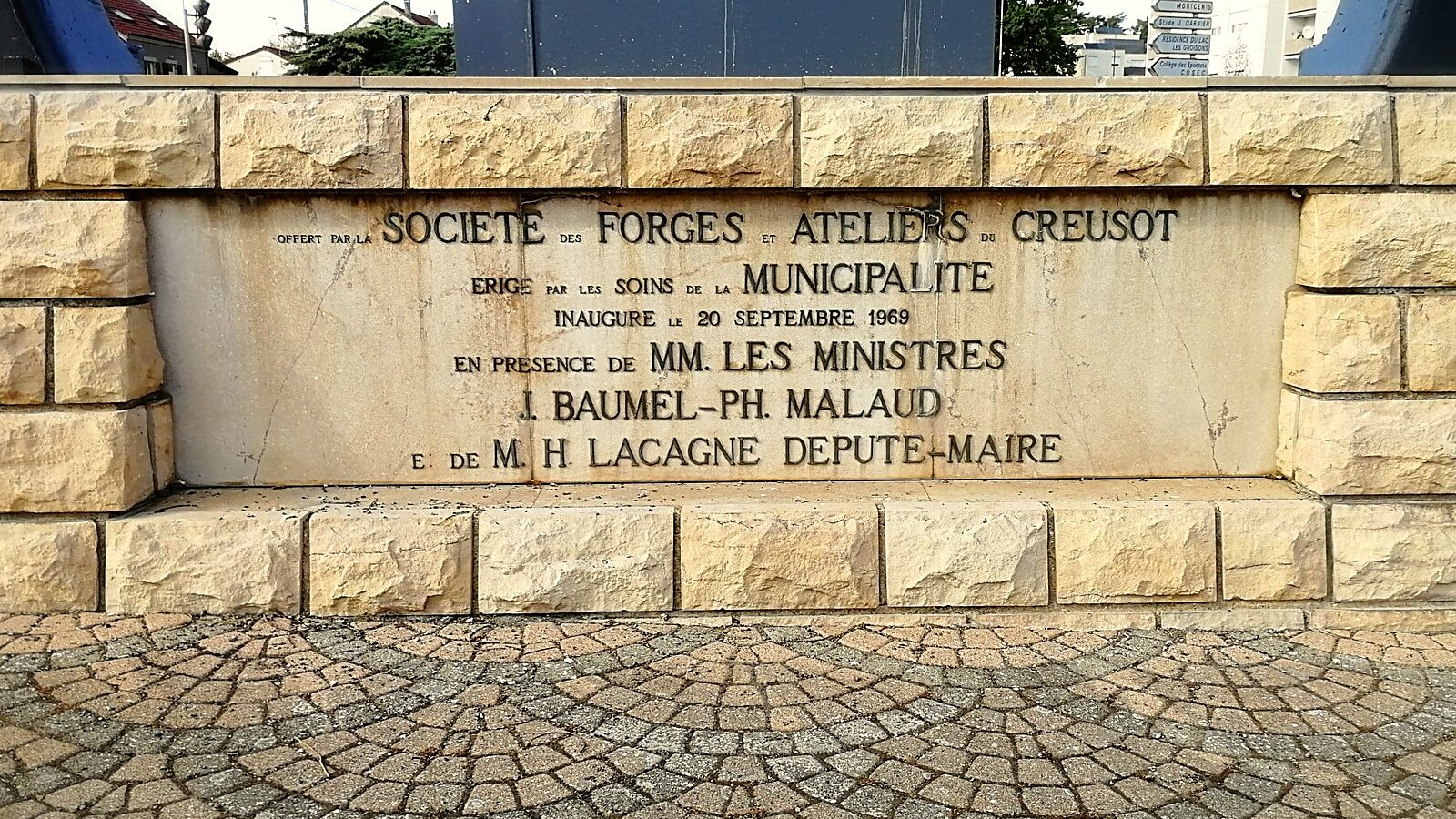 Le marteau-pilon de cent tonnes dressé sur une place du Creusot