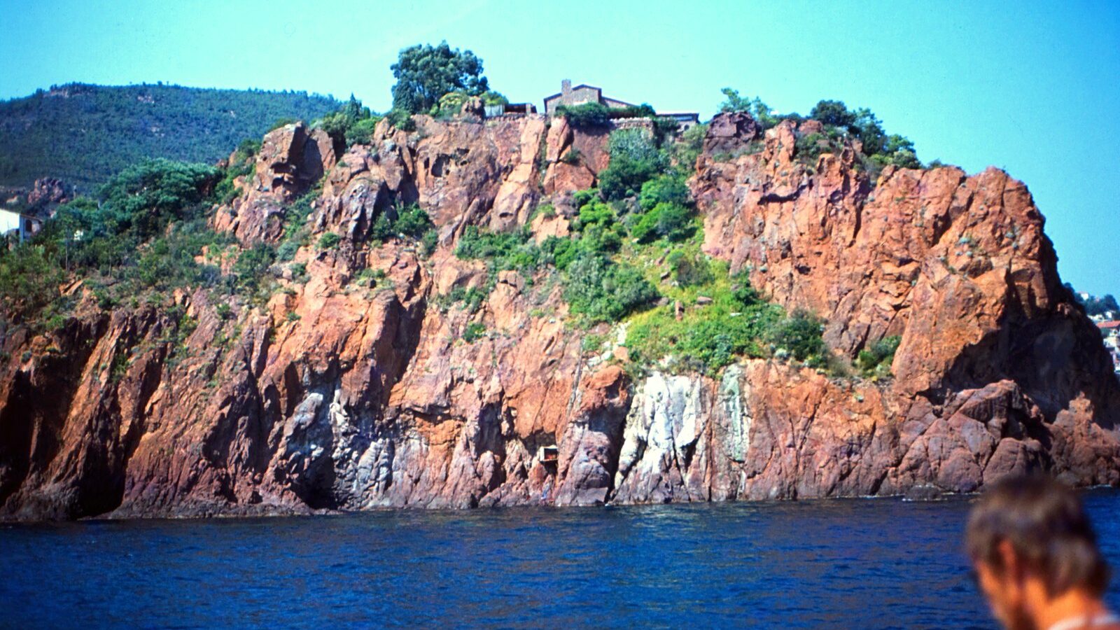 Les reliefs de roche rouge du massif de l'Estérel, au-dessus de la Méditerranée
