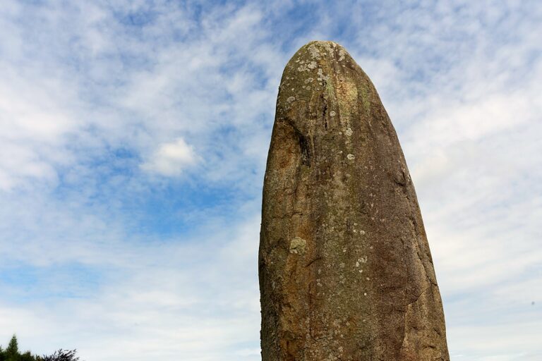 Le menhir de Champ-Dolent, à Dol-de-Bretagne, en Ille-et-Vilaine