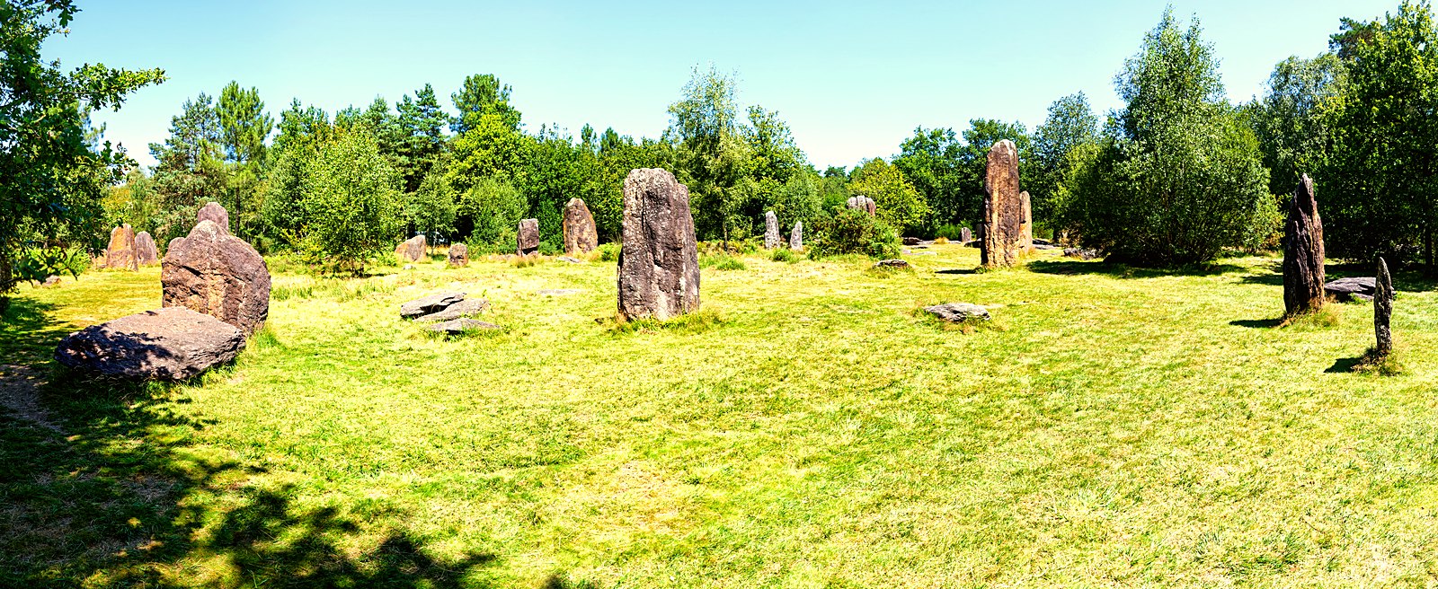 Les menhirs relevés du site de Monteneuf, dans le Morbihan