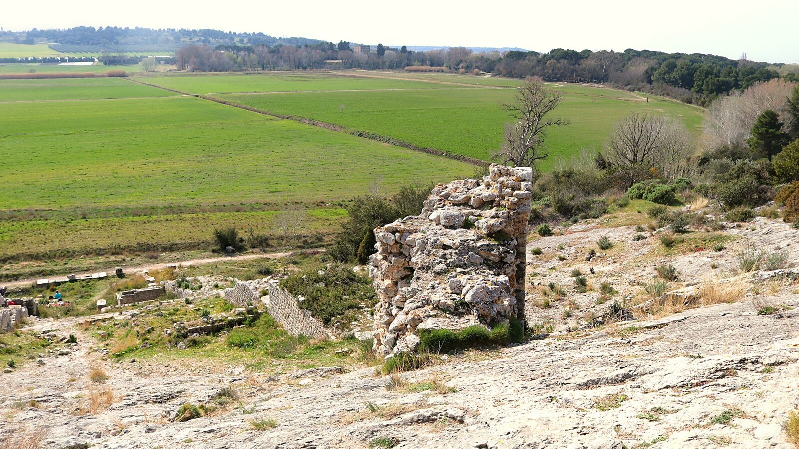 Les vestiges de la meunerie romaine de Barbegal sur le versant, au-dessus de la plaine