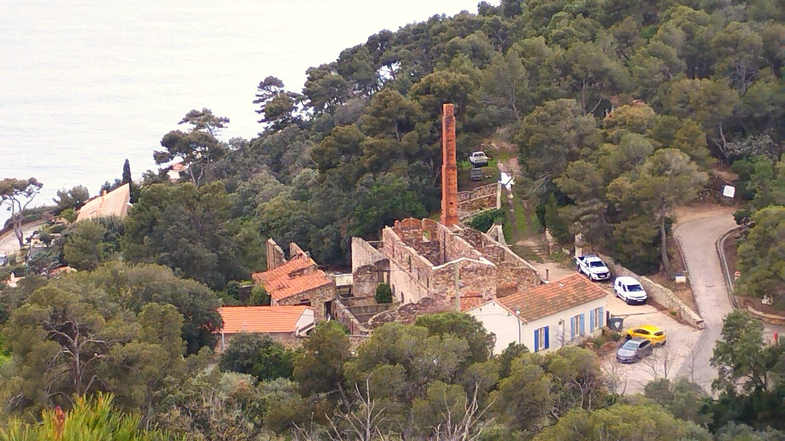 Les bâtiments de l'ancienne mine de cuivre du Cap Garonne, au Pradet