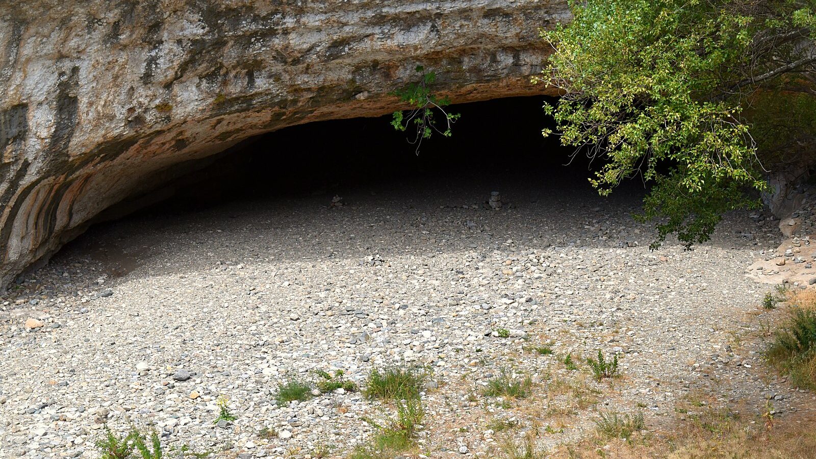 Un pont naturel de la Cesse, en aval du village de Minerve dans l'Hérault