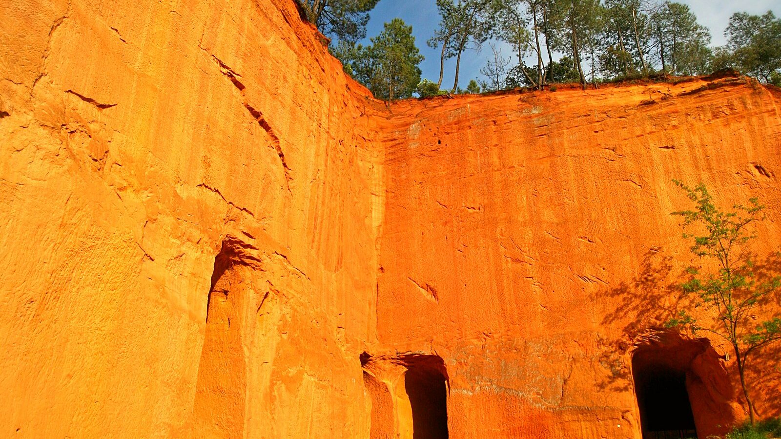 Une galerie des mines d'ocre de Bruoux, à Gargas dans le Vaucluse