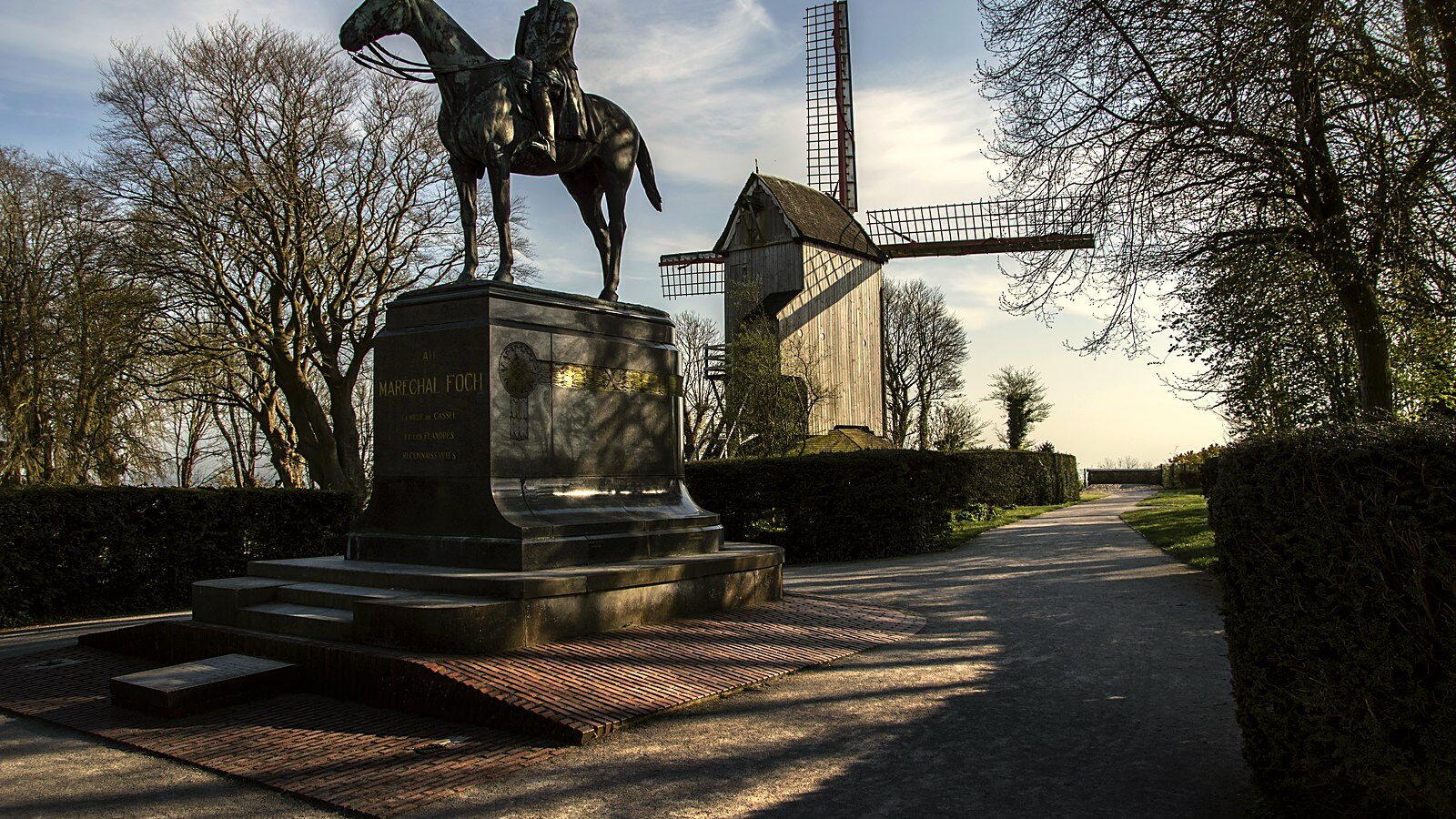 La statue équestre du maréchal Foch et le moulin sur pivot, au sommet du mont Cassel