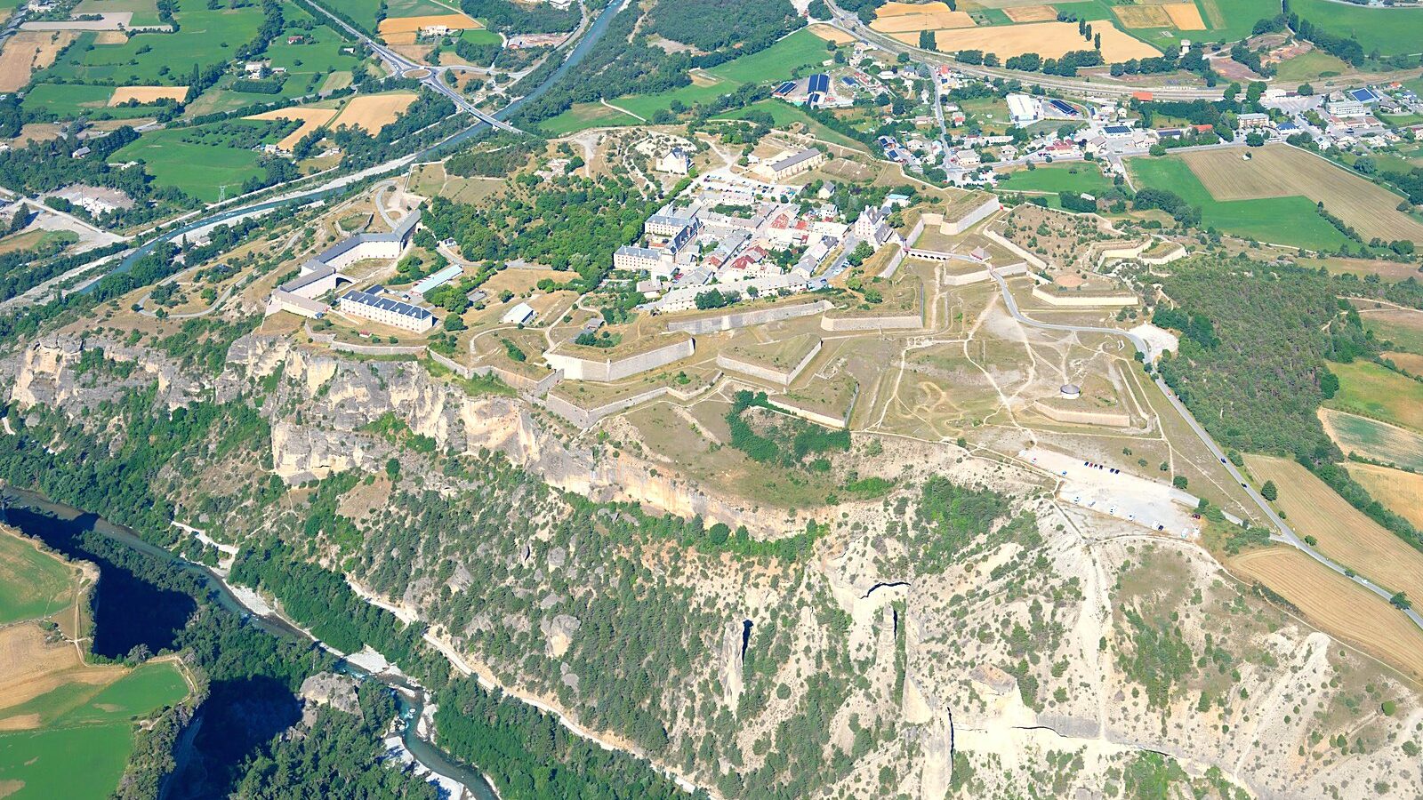 La place forte de Mont-Dauphin vue du ciel, sur son plateau au-dessus de la Durance