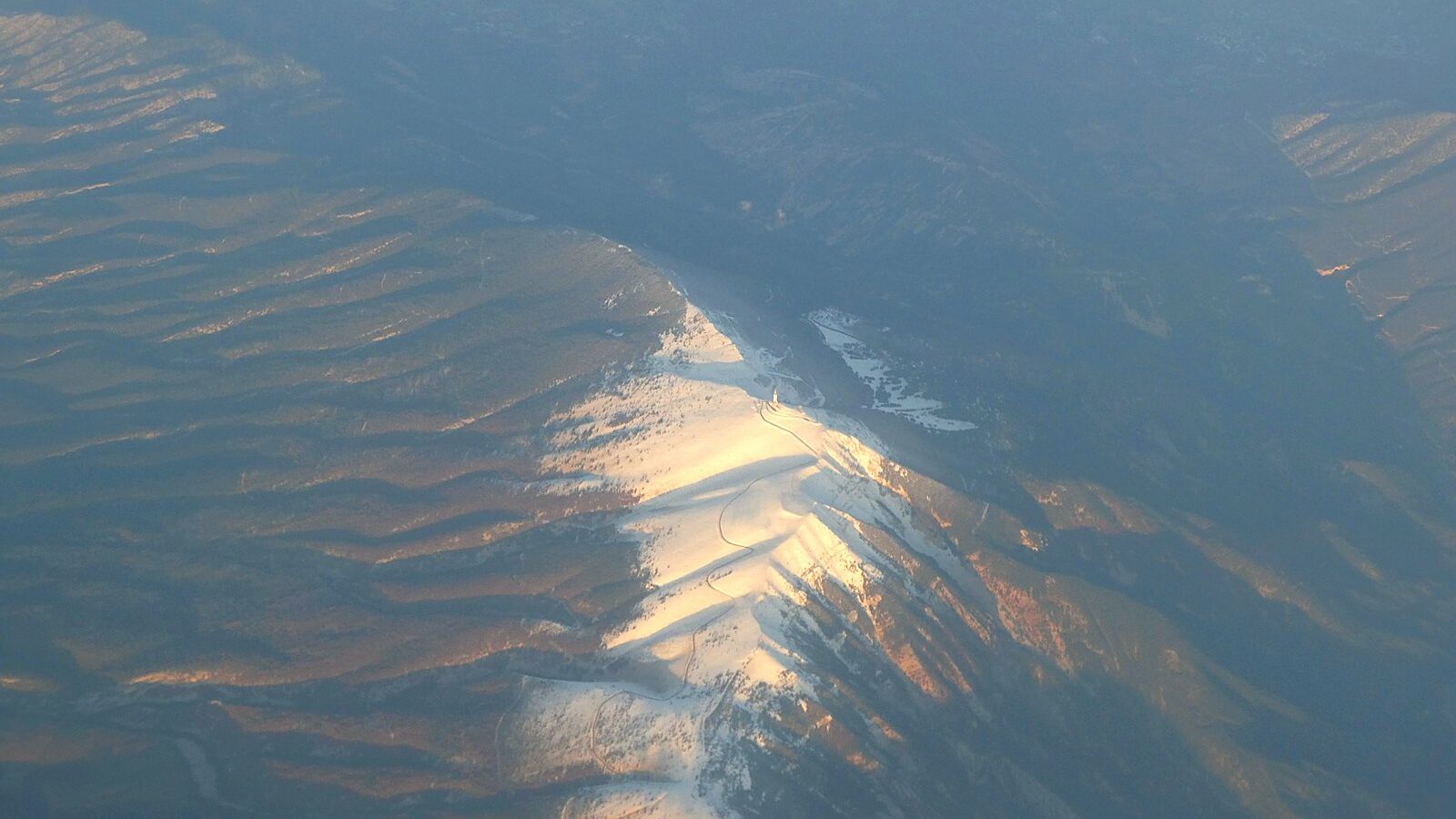Le mont Ventoux et son sommet calcaire vus d'avion, dans le Vaucluse