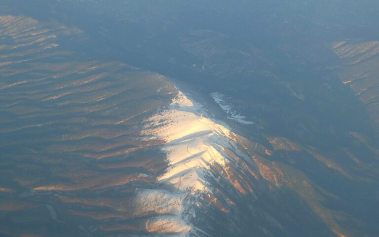 Le mont Ventoux et son sommet calcaire vus d'avion, dans le Vaucluse