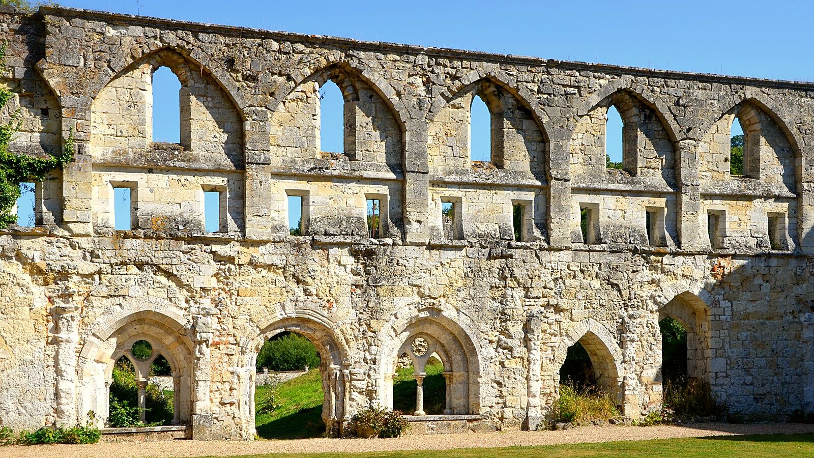 Les ruines de l'église abbatiale de l'abbaye de Mortemer, à Lisors