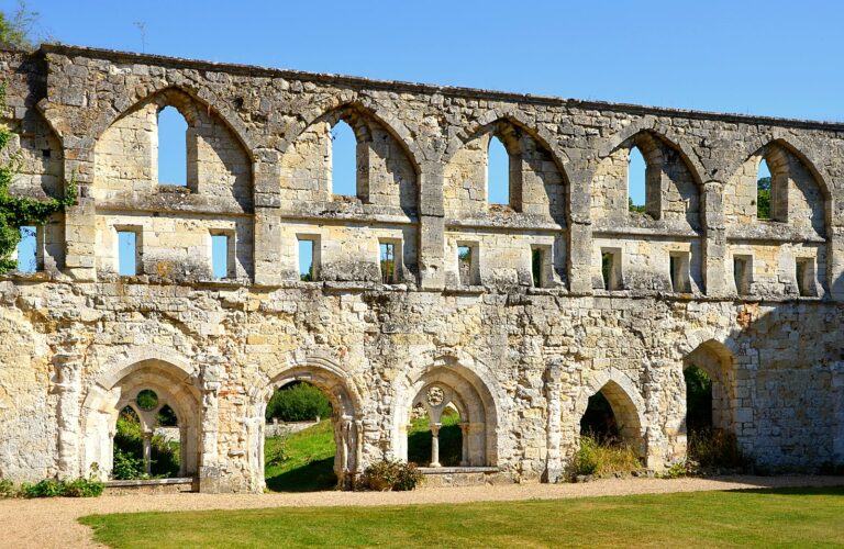 Les ruines de l'église abbatiale de l'abbaye de Mortemer, à Lisors