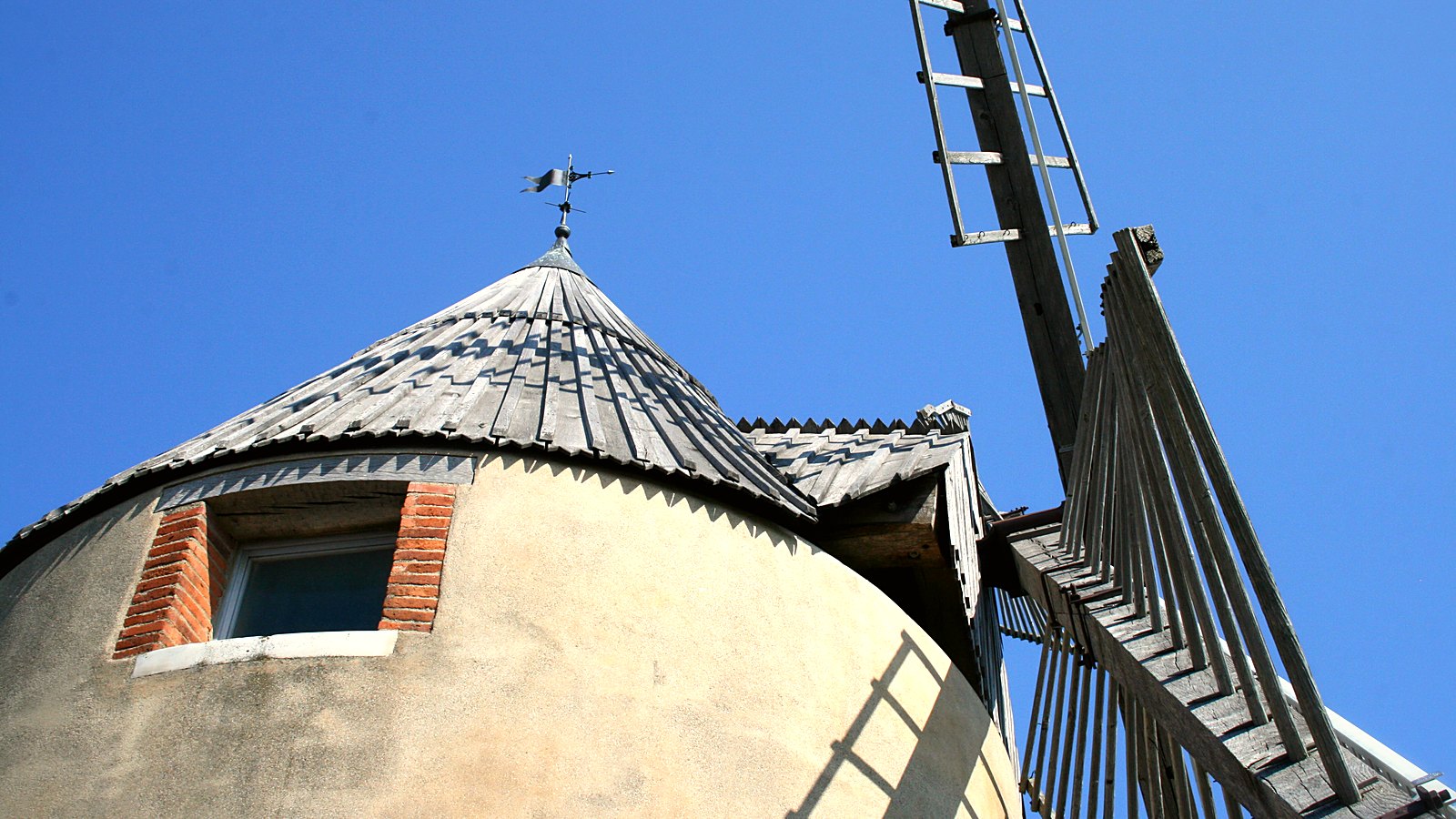 La tour, le toit tournant et les ailes d'un moulin à vent du Lauragais