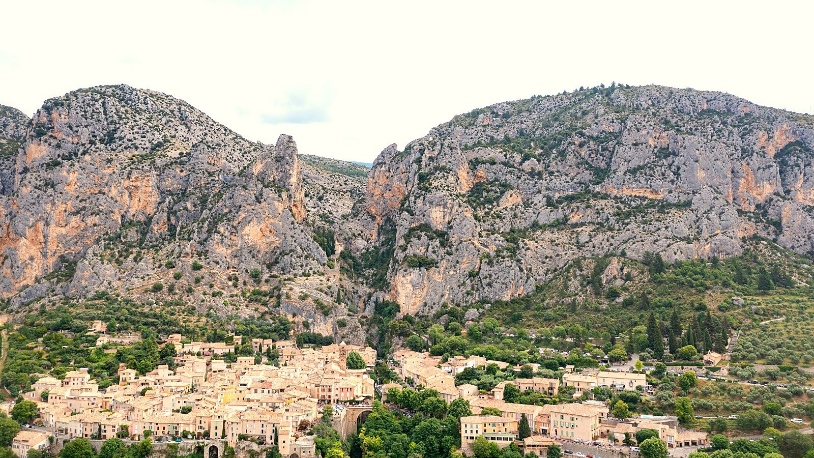 Moustiers-Sainte-Marie au pied de l'entaille rocheuse que franchit la chaîne de l'étoile
