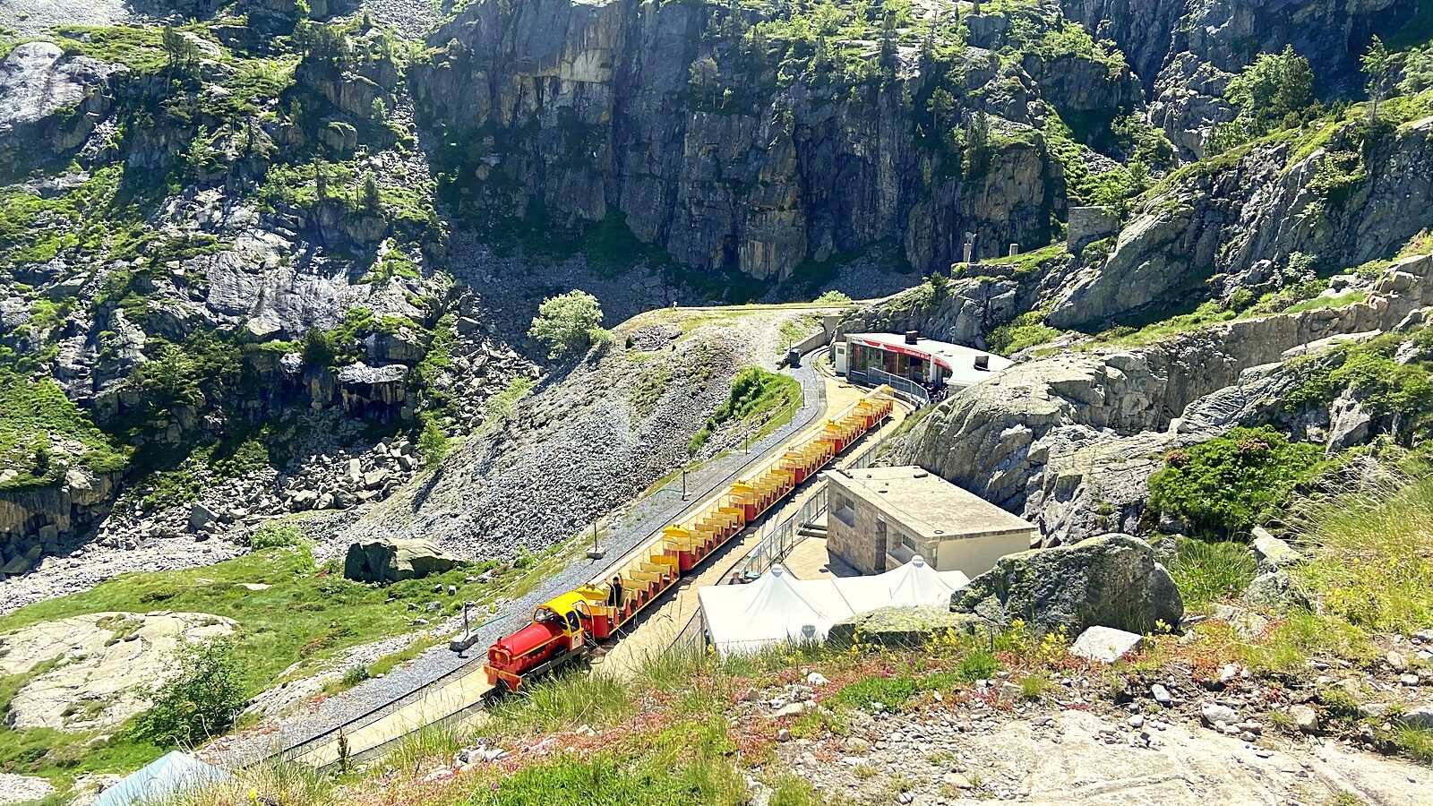 Le petit train d'Artouste à son terminus, au-dessus du lac dans les Pyrénées-Atlantiques