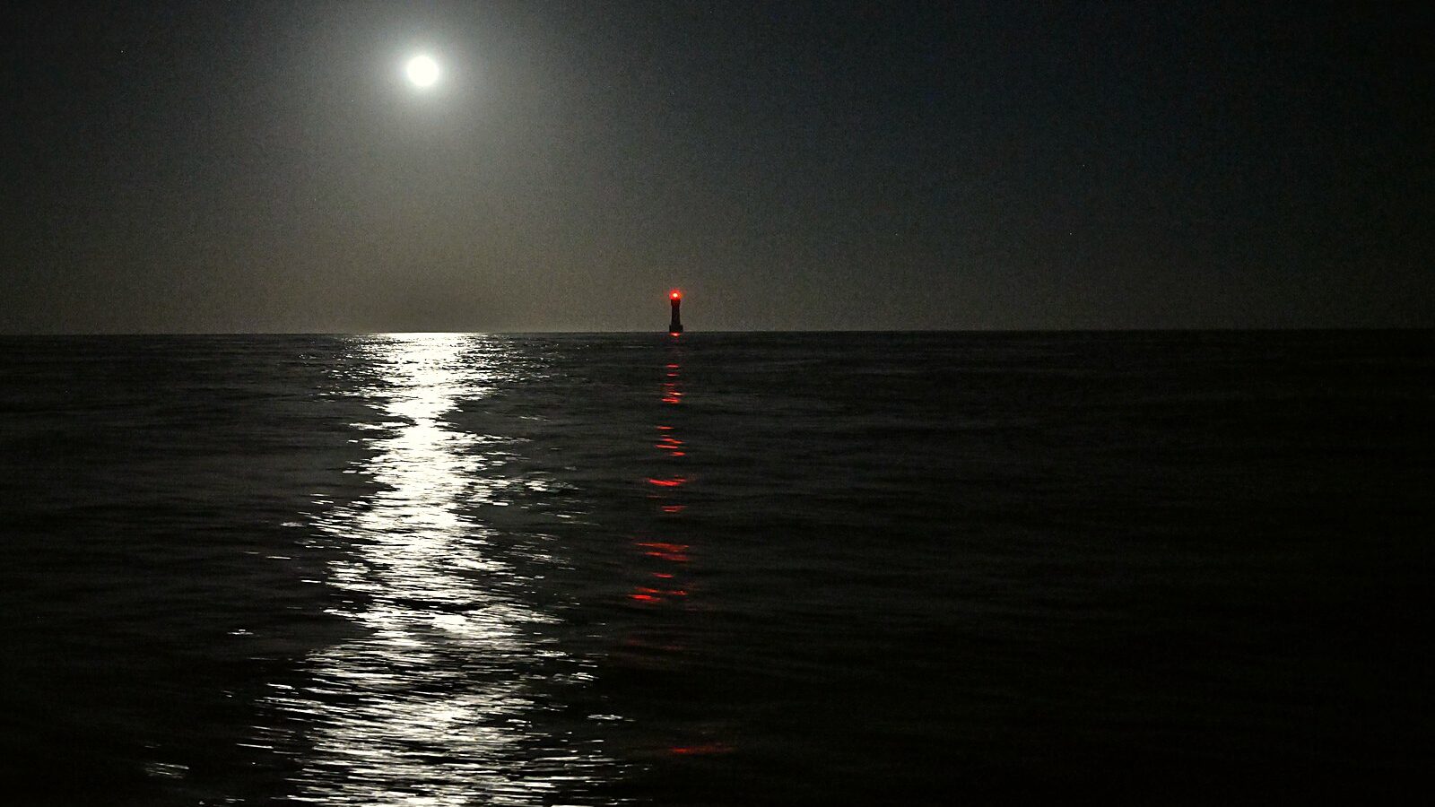 Le phare de la Jument, au large d'Ouessant dans le Finistère