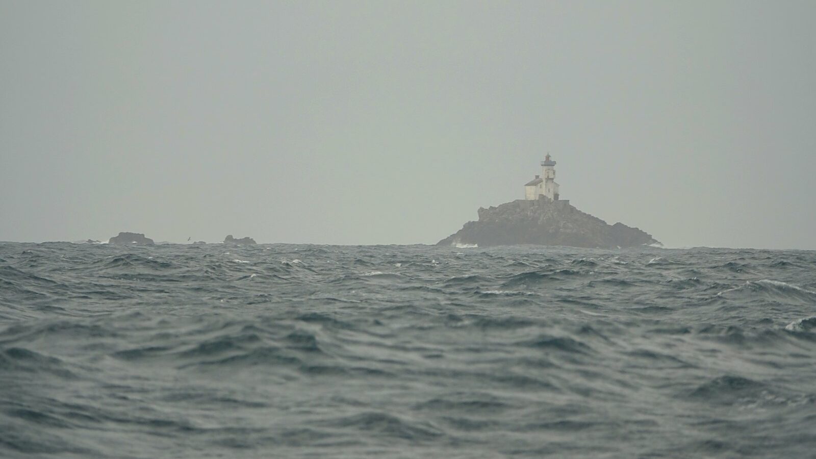 Le phare du Tévennec, entre la pointe du Raz et l'île de Sein, en Finistère