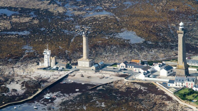 Le phare d'Eckmühl, l'ancien phare de Penmarc'h et le sémaphore à la pointe de Saint-Pierre, à marée basse