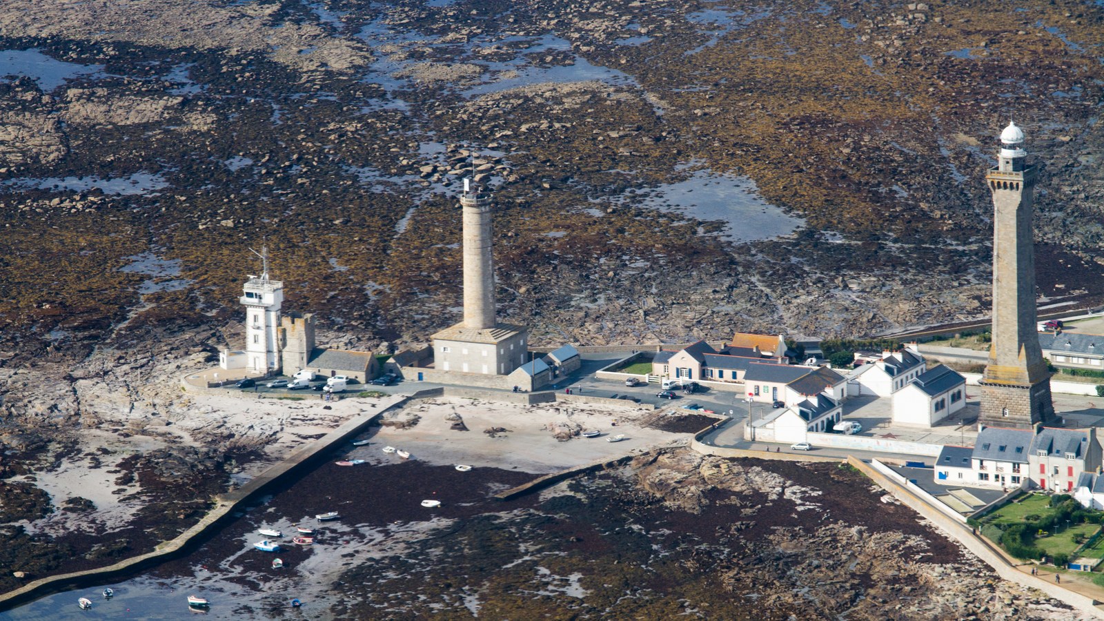 Le phare d'Eckmühl, l'ancien phare de Penmarc'h et le sémaphore à la pointe de Saint-Pierre, à marée basse