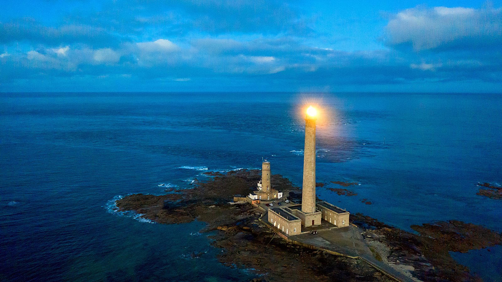 Le phare de Gatteville et l'ancienne tour devenue sémaphore, vus du ciel sur la pointe de Barfleur