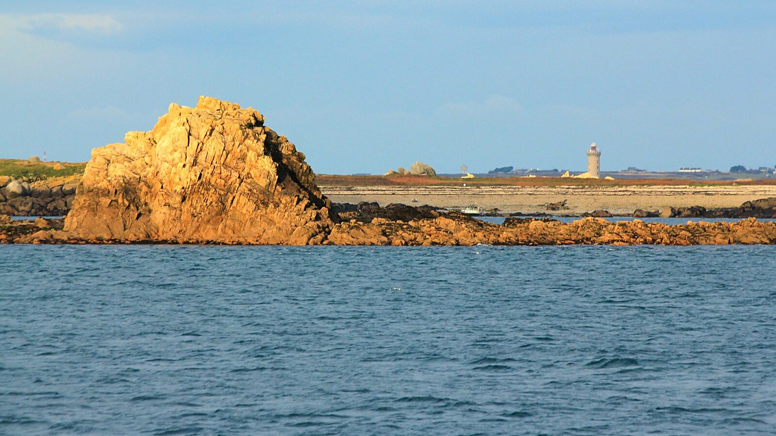 Le phare de Kéréon en mer d'Iroise, vu depuis l'archipel de Molène