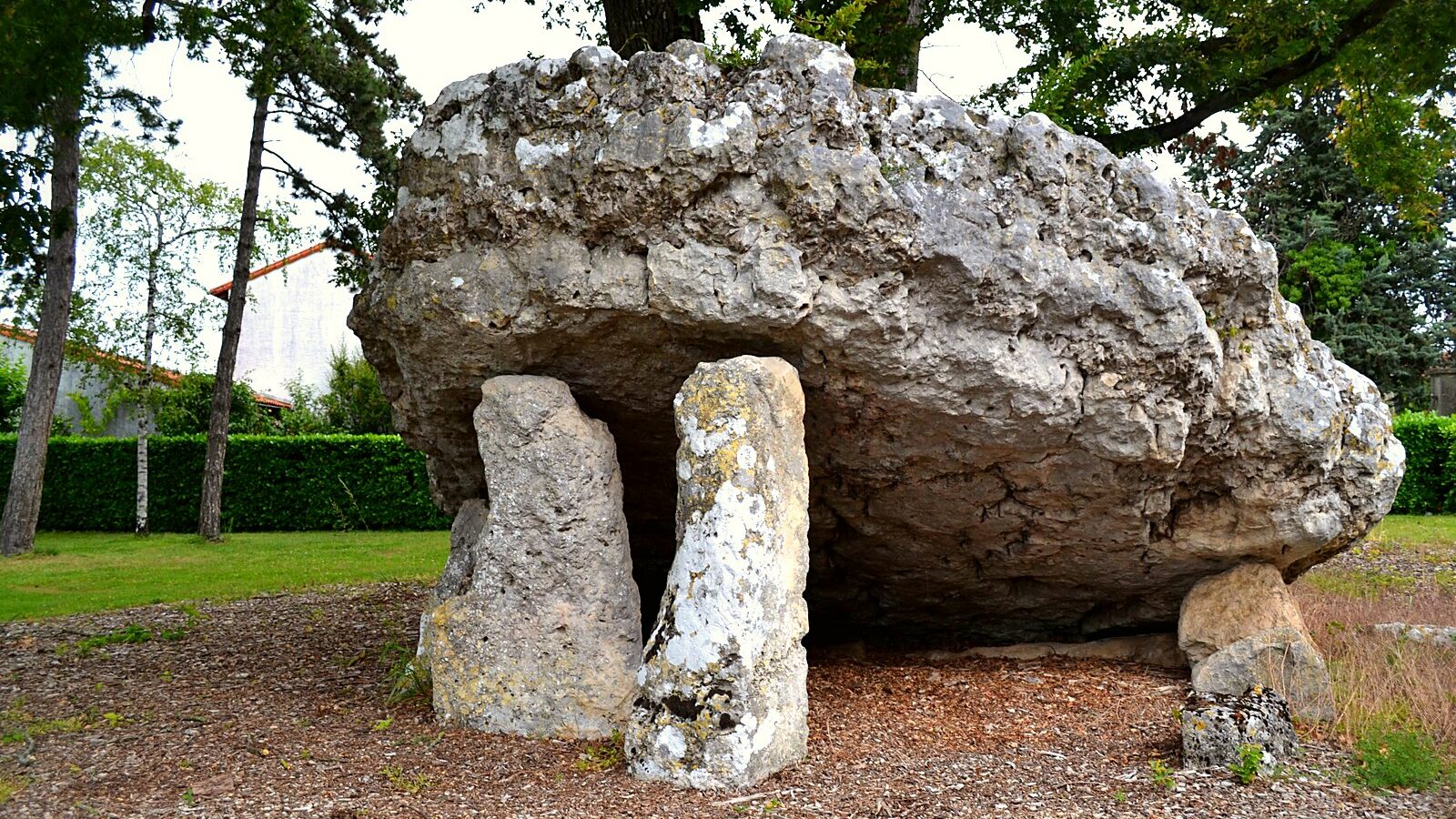 Le dolmen de la Pierre levée, à Poitiers, sa table de calcaire posée de travers sur ses piliers