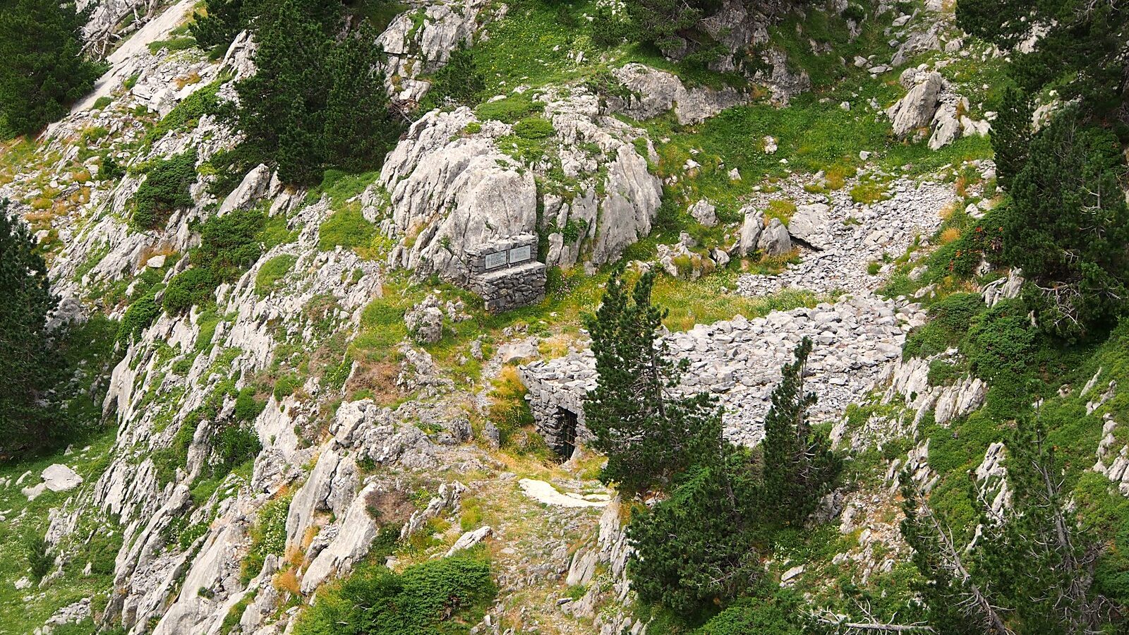 L'entrée du gouffre Lépineux, à la Pierre Saint-Martin, dans les Pyrénées-Atlantiques