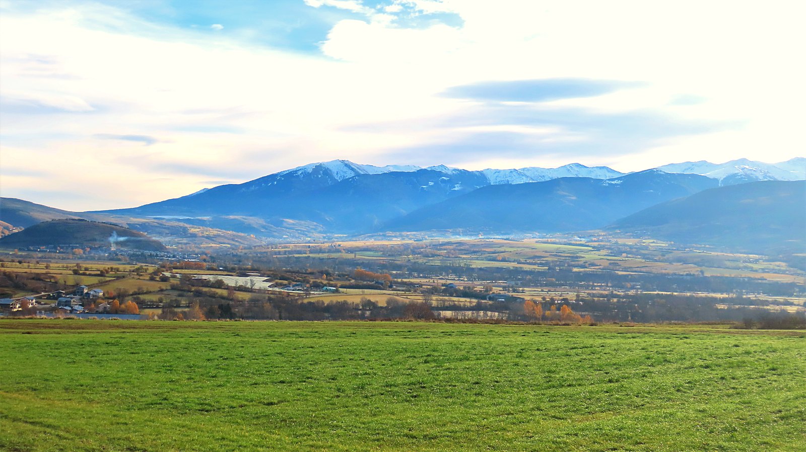 Le plateau ouvert de la Cerdagne, ses villages et les crêtes enneigées au fond