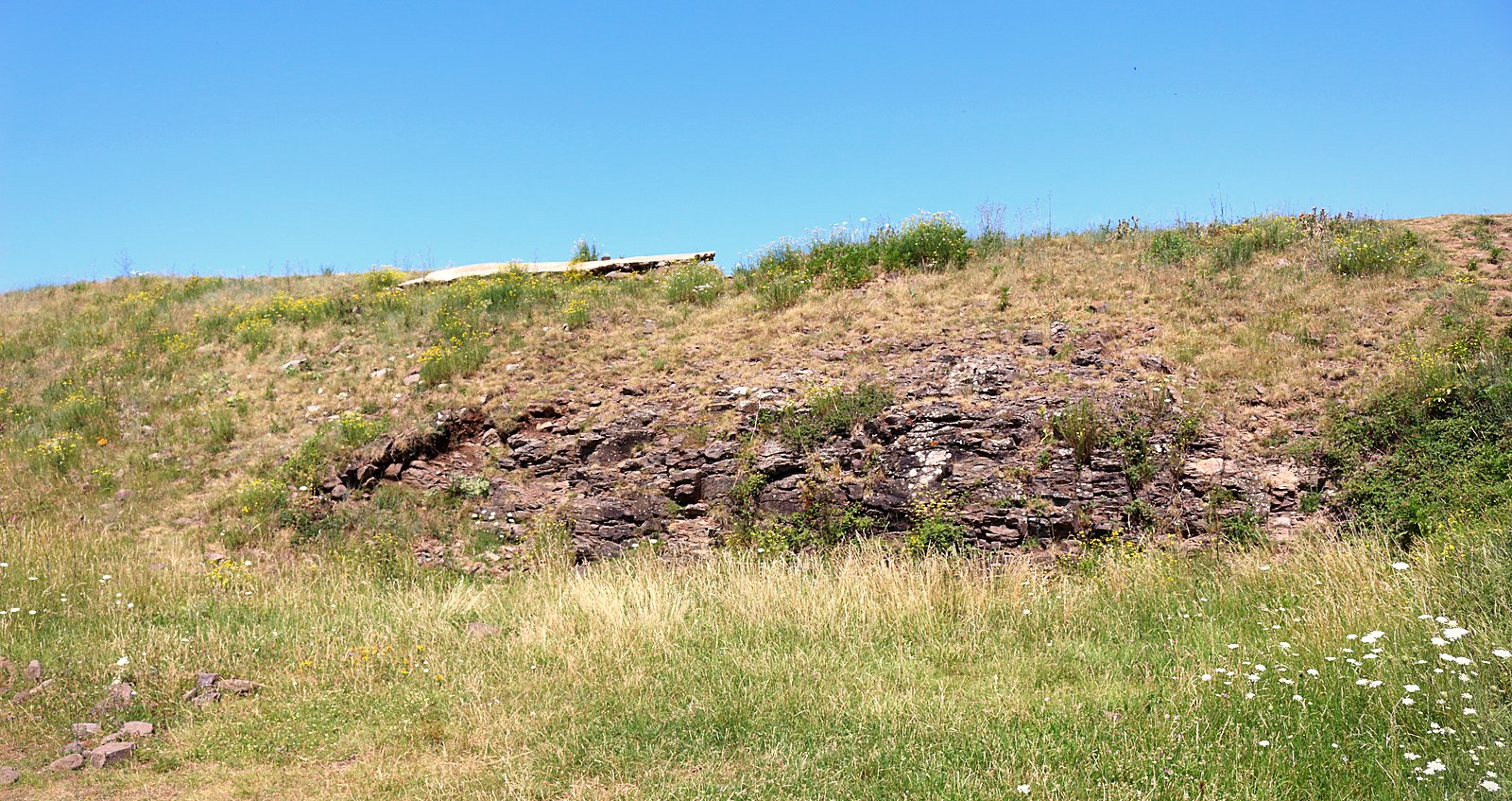 Le rempart sud-est de l'oppidum de Gergovie, dans le Puy-de-Dôme