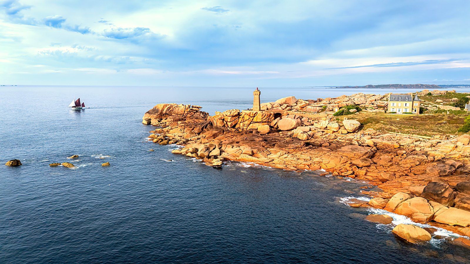 Le phare de Mean Ruz et les chaos de granite rose de Ploumanac'h vus d'en haut