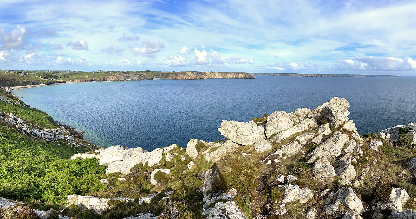 Les falaises de la pointe de Pen-Hir et l'alignement des Tas de Pois dans la mer d'Iroise