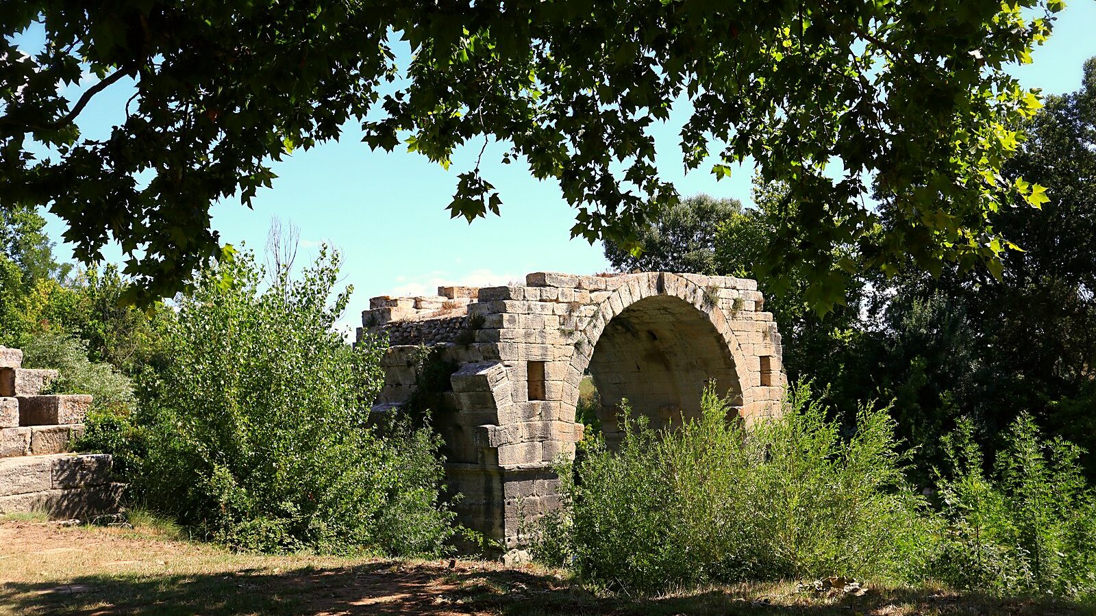 La dernière arche debout du pont Ambroix d'Ambrussum au-dessus du Vidourle