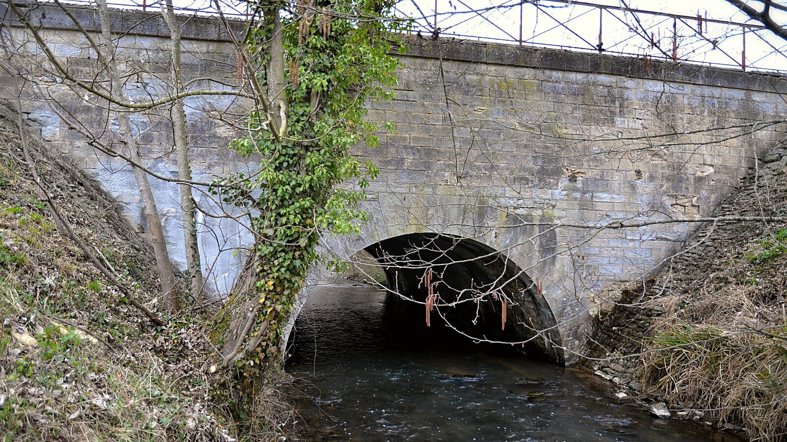 Le pont-canal du Rhimbé, sur le canal de Berry, à Bannegon